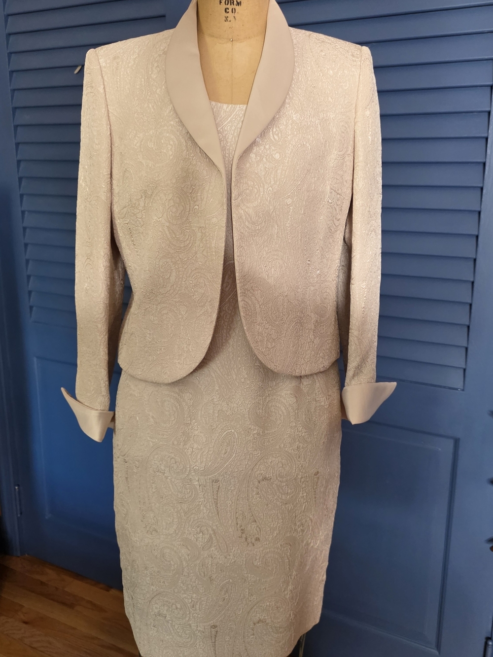 Vintage Kasper Ivory Paisley Brocade 2pc Skirt Suit Set Size 8